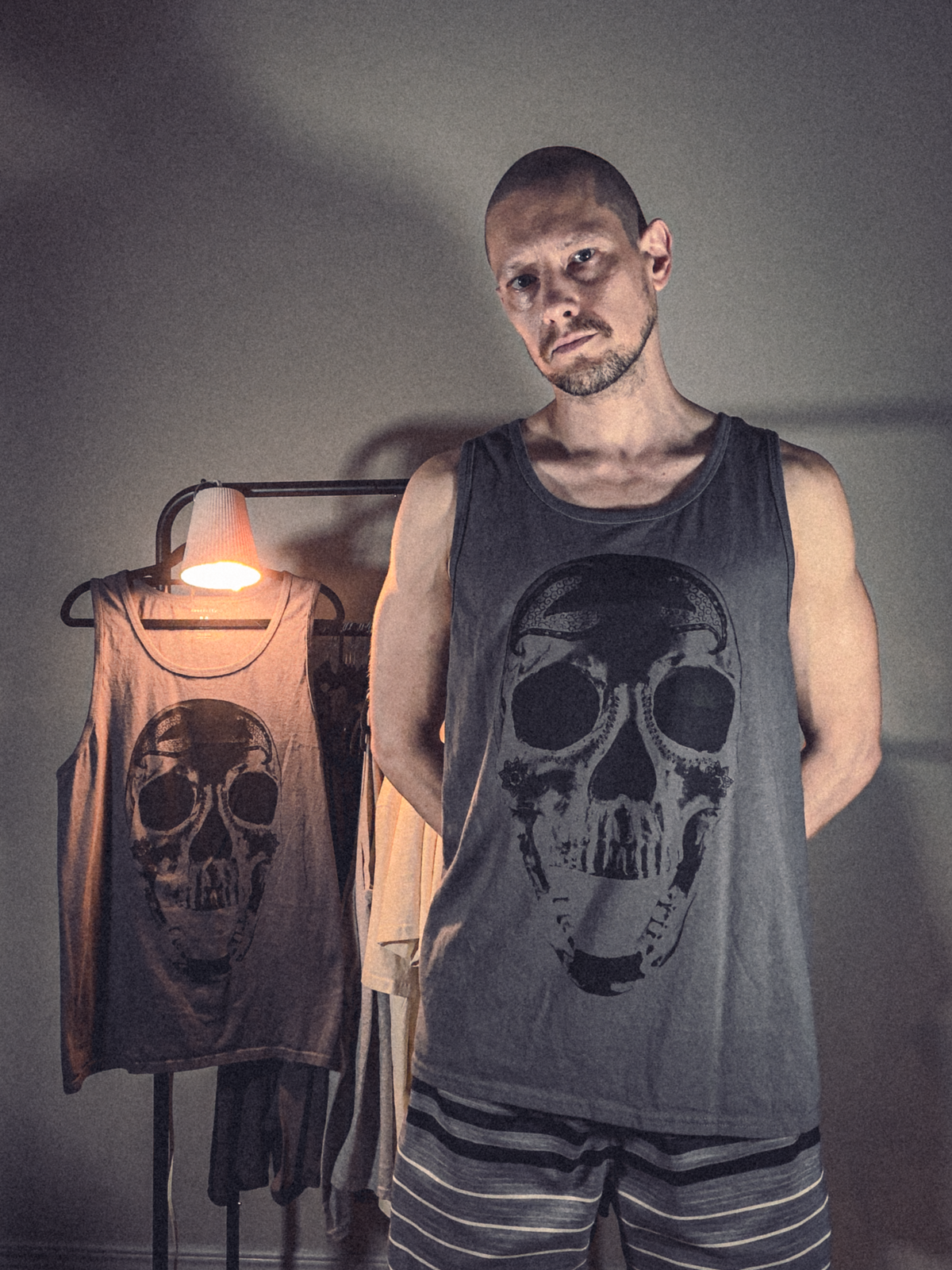 void looks back / tank top
